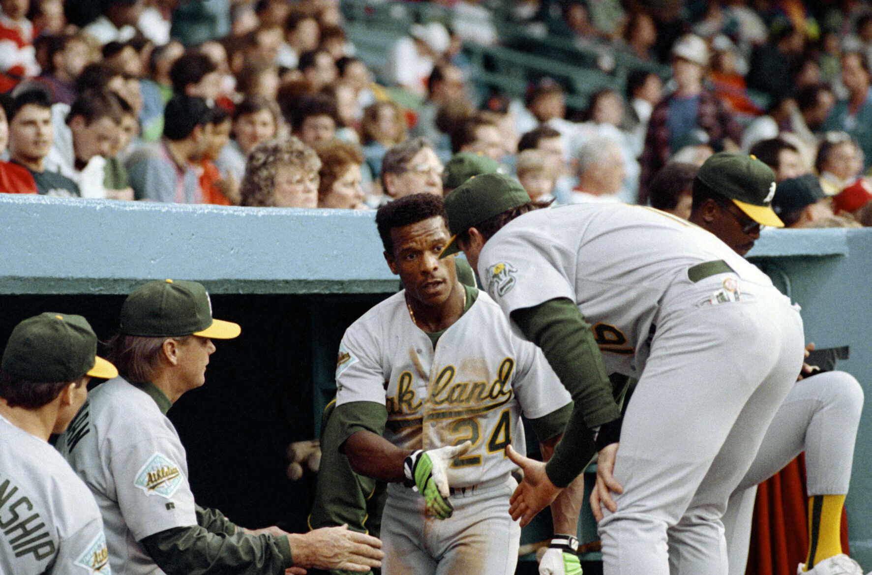 1992: Rickey Henderson steals 1,000th base